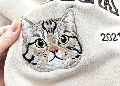 VIOLAVA Custom Cat Embroidered Christmas Sweatshirt – Personalized Pet Name - Image 2